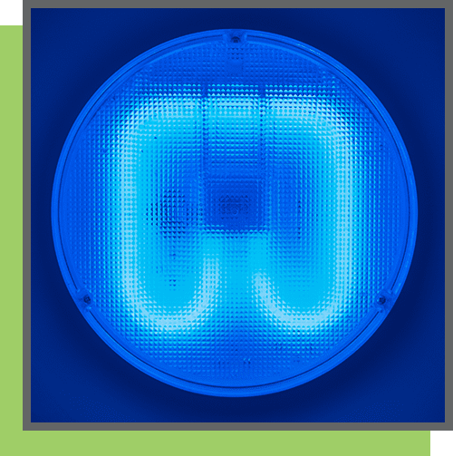 A blue traffic light with the letter u on it.